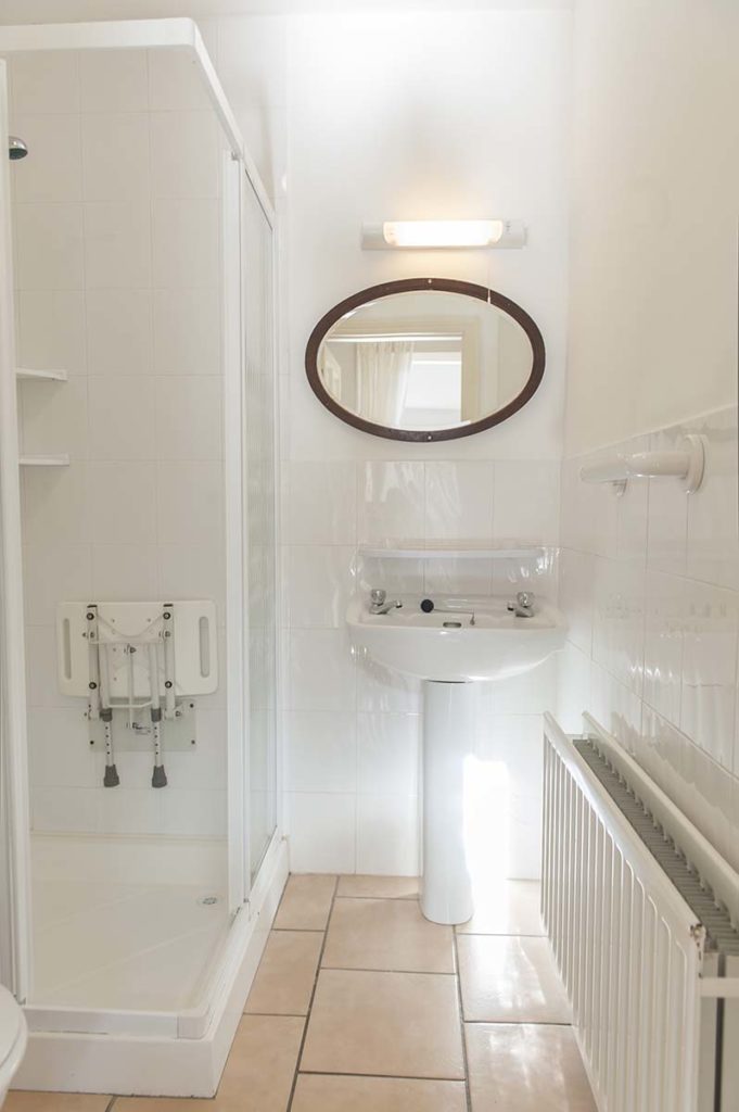 Charming Townhouse Shower with Seat My Dublin Vacation